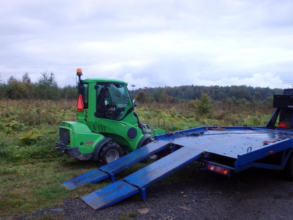 Avant 635 with mower