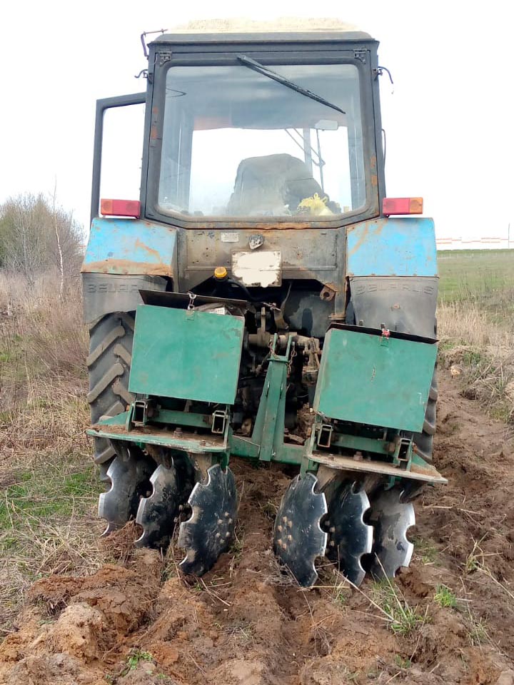 Arrastrar campos abandonados con un tractor