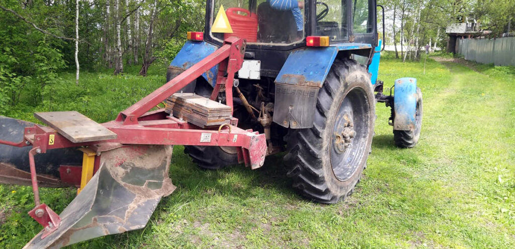 Tractor con arado cortafuegos