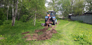 Tractor con arado ignífugo en la frontera del pueblo.