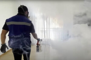 fumigación de una casa de cucarachas