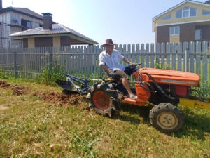 Kubota B1200 micro-tractor