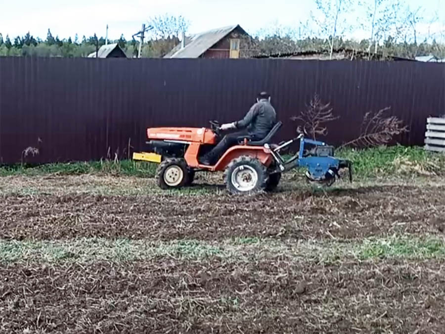 El tractor Kubota b 7000 y 7001 es el modelo más popular