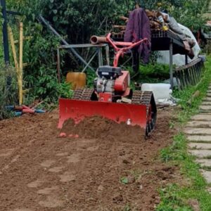 Mini-bulldozer Kubota - levelling a place