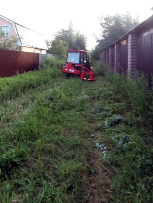 Tractor con cortacésped de carretera