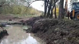 Limpiar un estanque de incendios abandonado