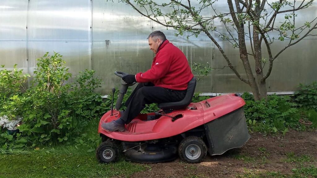 Garden Rider para el mantenimiento de campos de golf y césped en parques