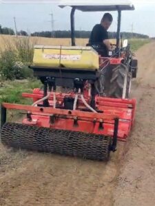 Tractor con sembradora y rodillo prensador