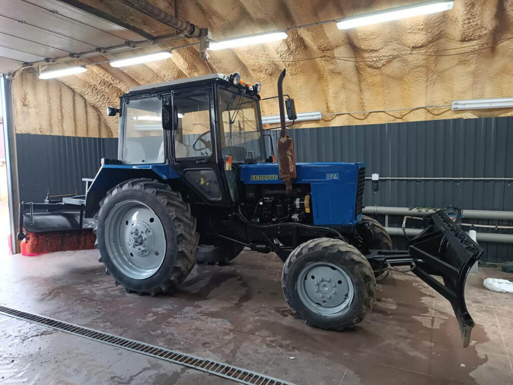 Tractor de limpieza viaria con pala y cepillo.