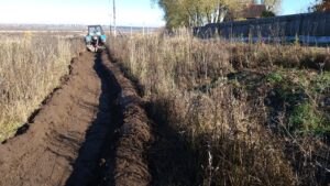 zanja contra incendios con tractor y arado