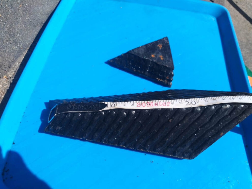 Un cuchillo triangular o una espinilla y un diente para repuestos de arado forestal