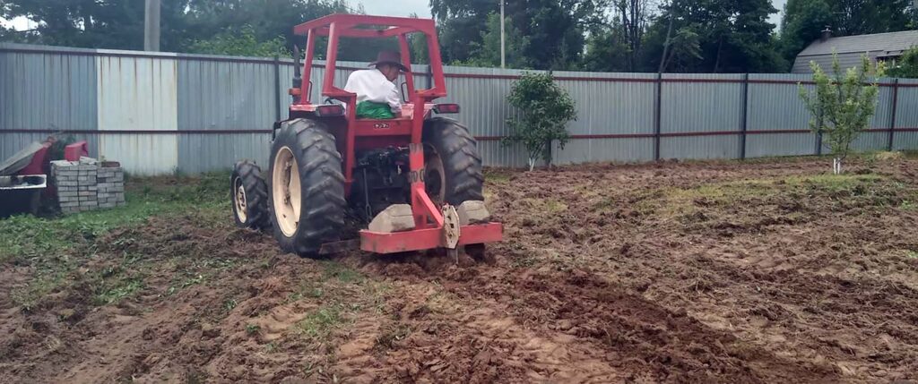 arar y nivelar con un tractor