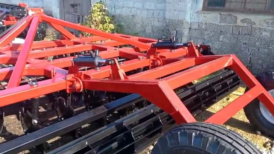 a kind of a disc harrow with a roller