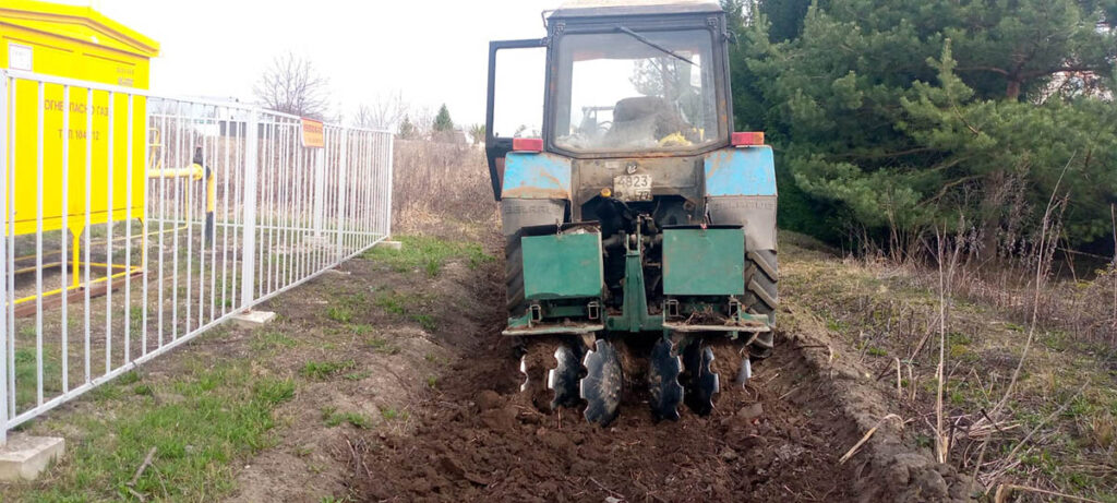 Maintaining a mineralized firebreak with a disc harrow