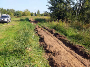 arar un surco a lo largo del borde de una zona forestal