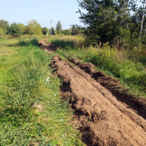 arar un surco a lo largo del borde de una zona forestal