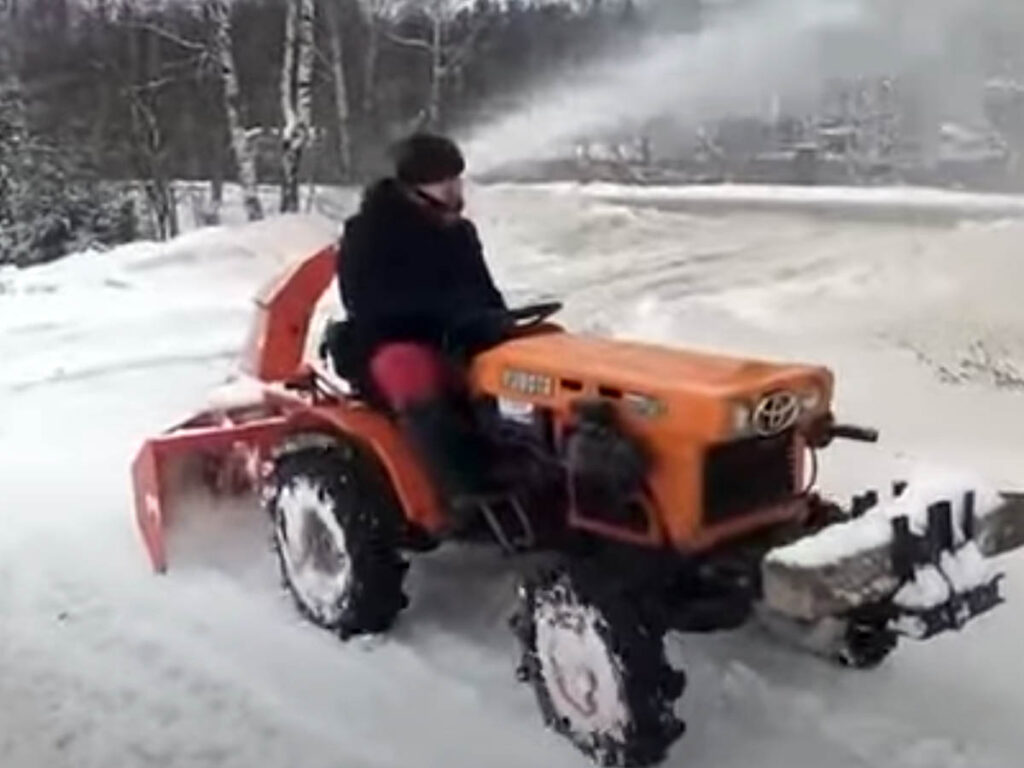 Remoción de nieve con un mini tractor y quitanieves