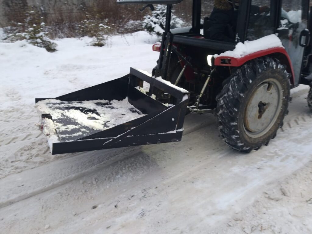 Remoción de nieve con un mini tractor Yanmar con pala mecánica