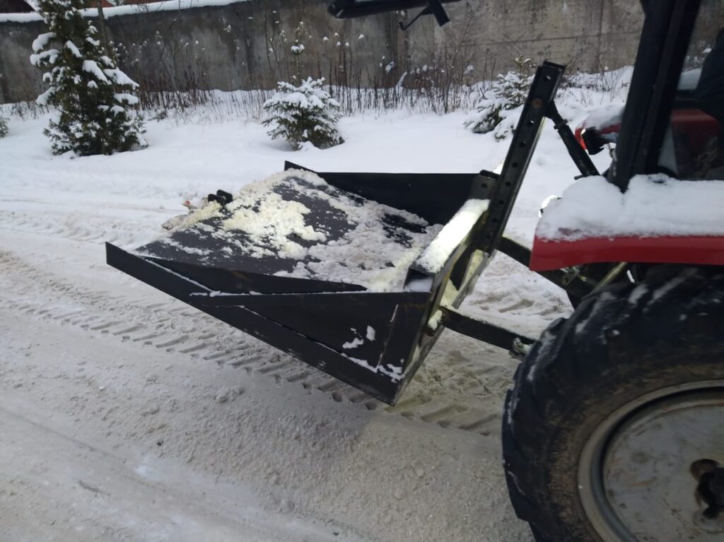 Tractor Yanmar with snow blade