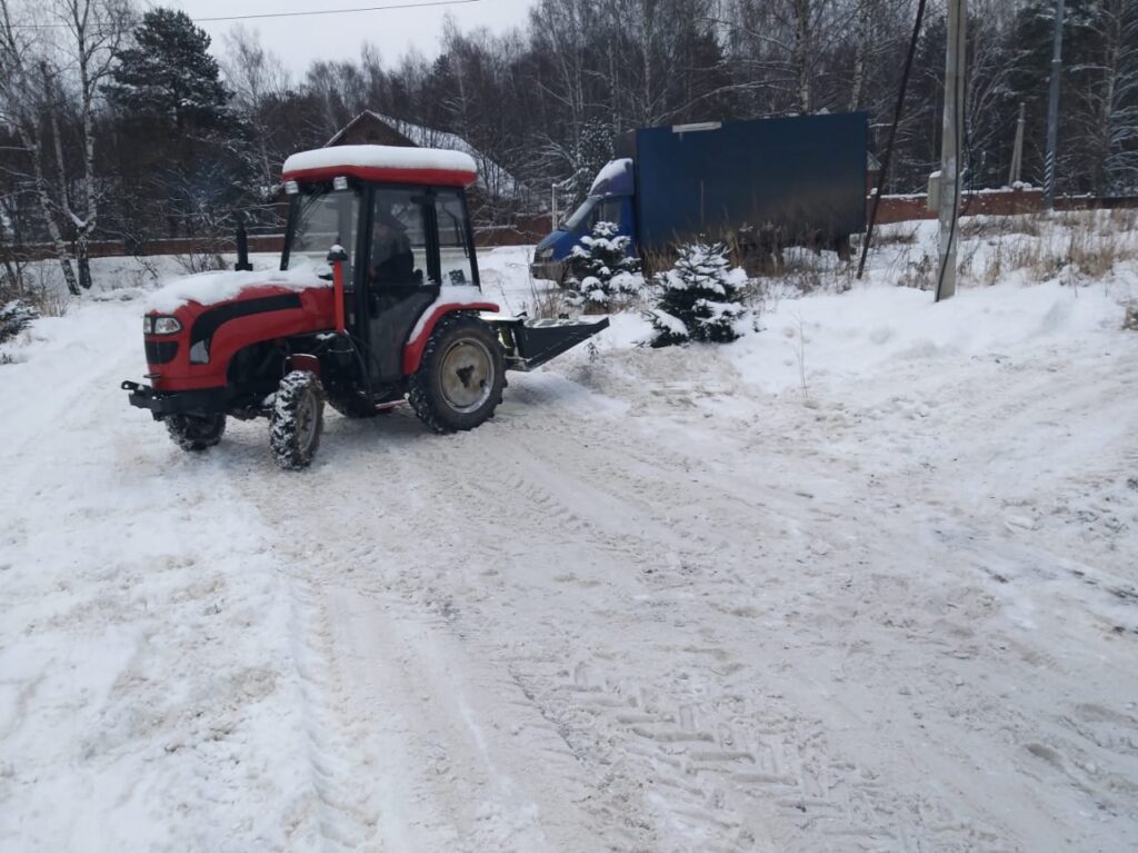 Road cleaning Yanmar tractor with shovel