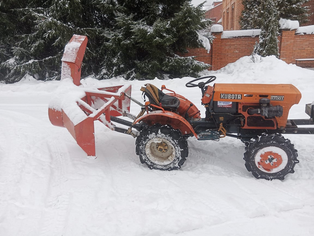 Kubota mini tractor with auger snow blower