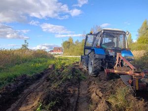 Arando la franja mineralizada cerca del pueblo
