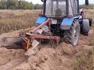 Tractor con arado forestal