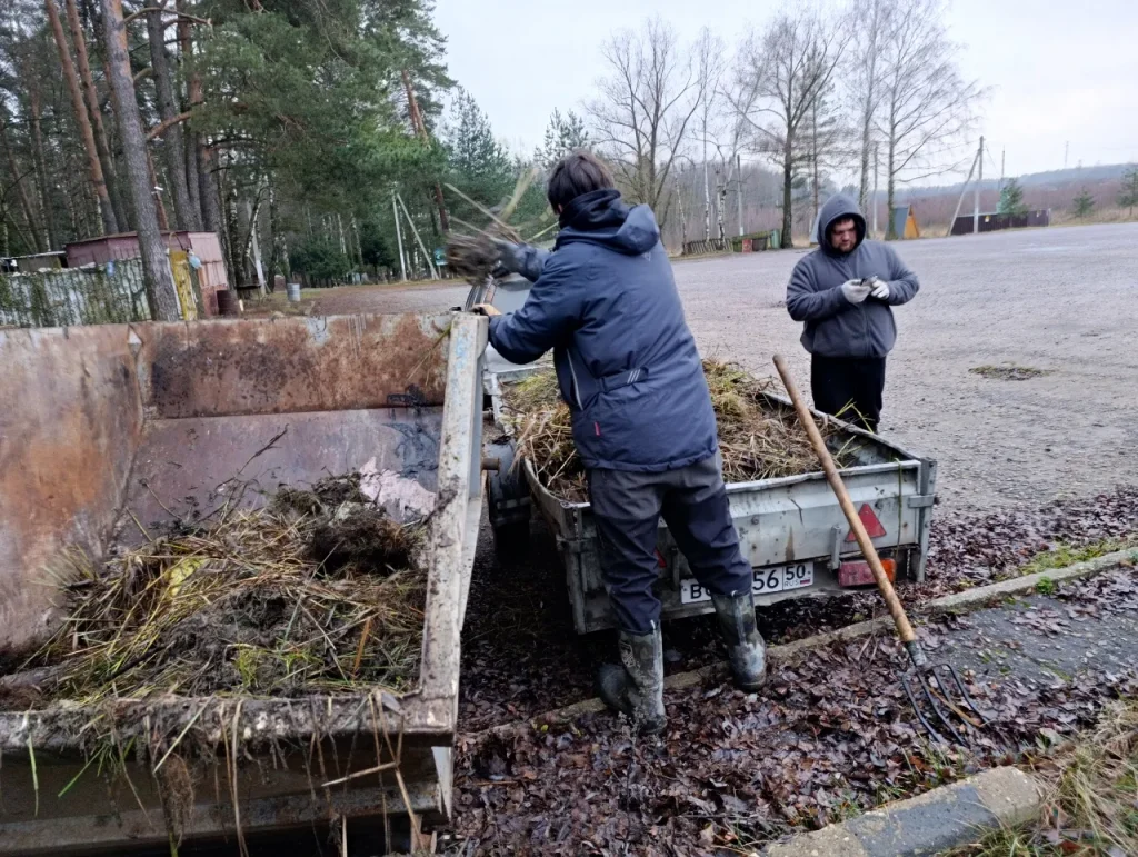 Растительные остатки и мусор перемещаем в контейнер