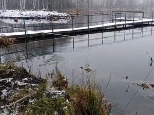Inspección del estado del lago antes de limpiar la playa y el área de agua adyacente