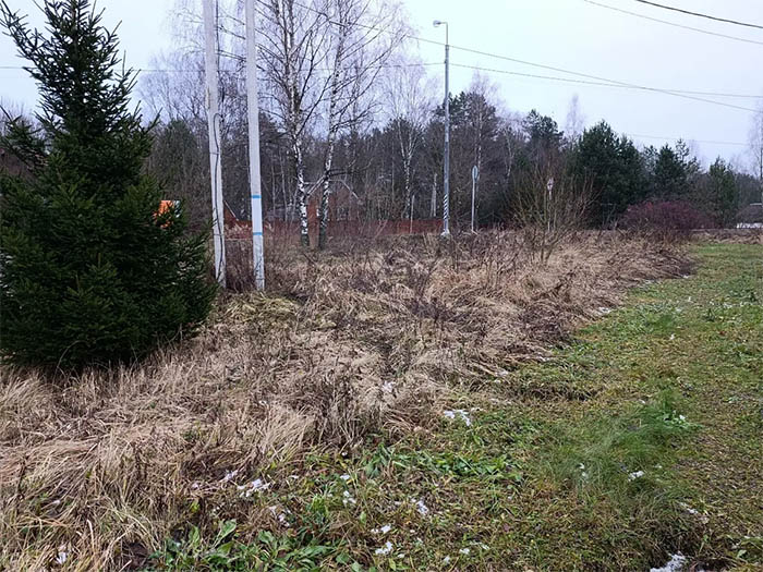 Un área con pasto seco peligroso para incendios también al costado de la carretera y una gasolinera cercana