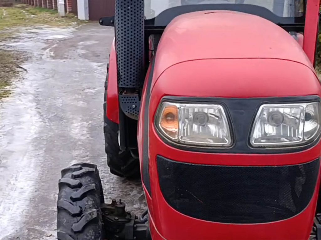 Limpeza de grama seca inflamável com trator e triturador acoplado